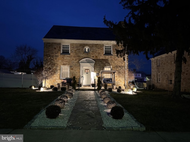 view of front of property featuring a yard