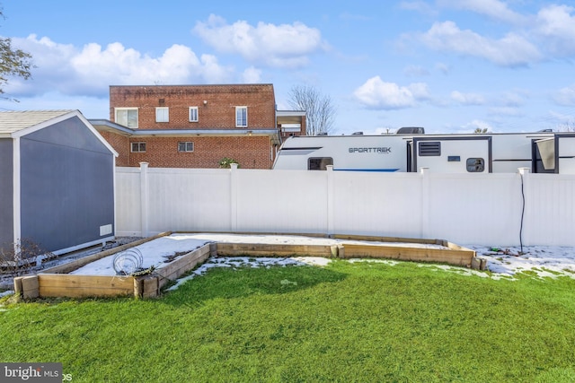 view of yard with a shed