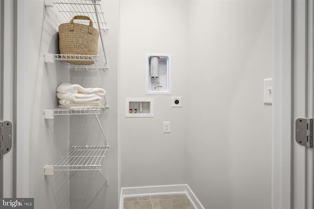 clothes washing area with electric dryer hookup and washer hookup