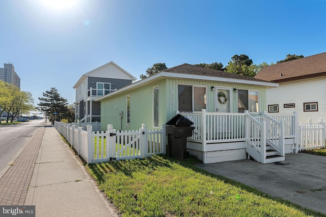 view of front of house with a front lawn