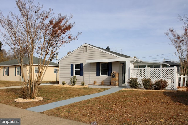 view of front of property featuring a front lawn