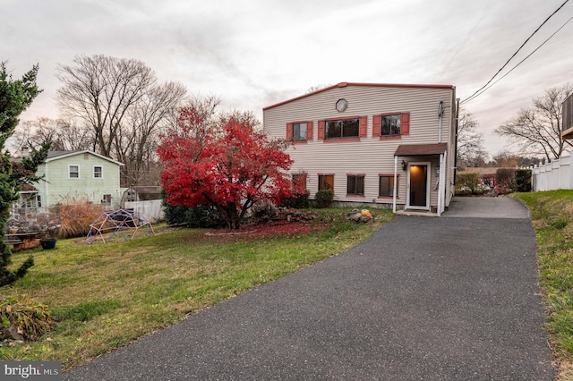 view of front facade with a front lawn