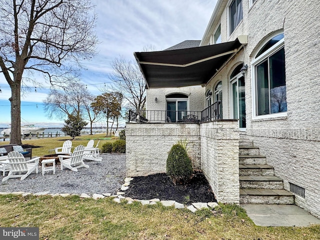 view of yard featuring an outdoor fire pit