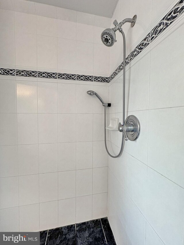 bathroom featuring a tile shower