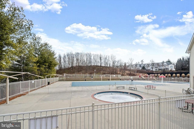 view of pool featuring an in ground hot tub