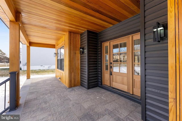 property entrance featuring a porch