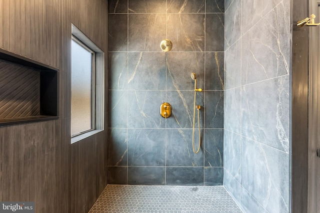 bathroom featuring tiled shower