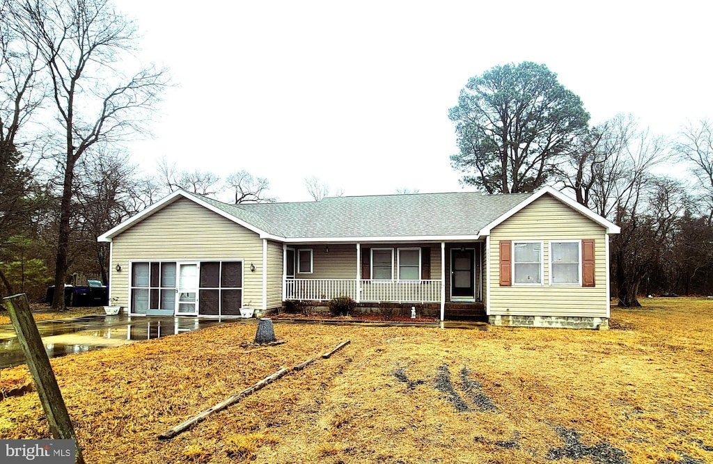 single story home featuring a front yard and covered porch