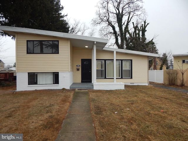 view of front of property with a front yard