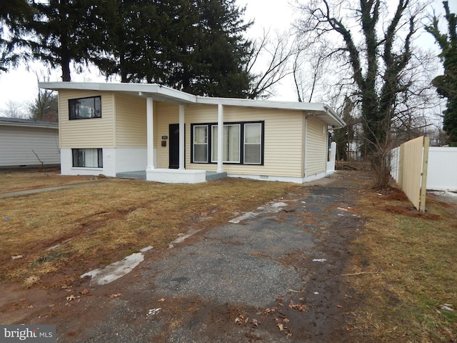 view of front of property with a front yard