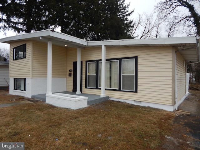 view of front of house featuring a front yard