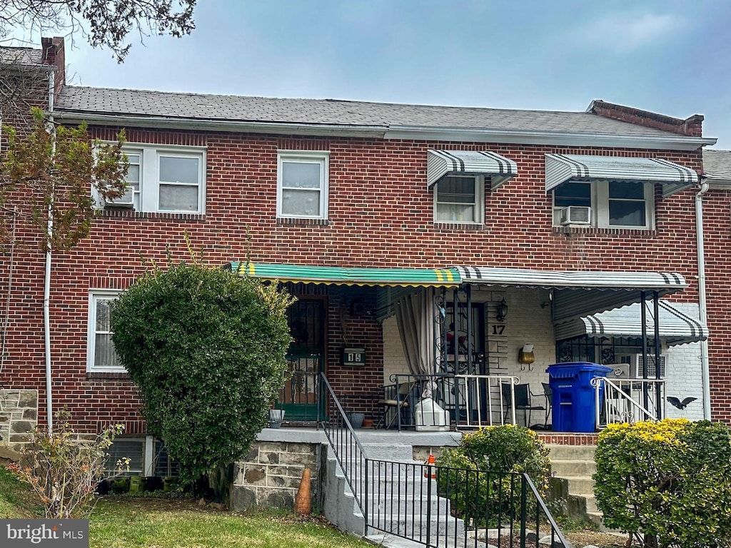 townhome / multi-family property with a porch