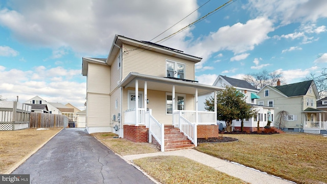 view of front of property featuring a front yard and covered porch