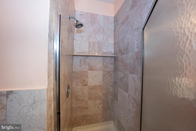 bathroom featuring tiled shower