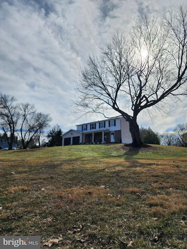 view of front of house featuring a front yard