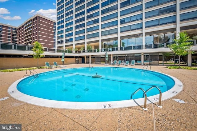 view of swimming pool