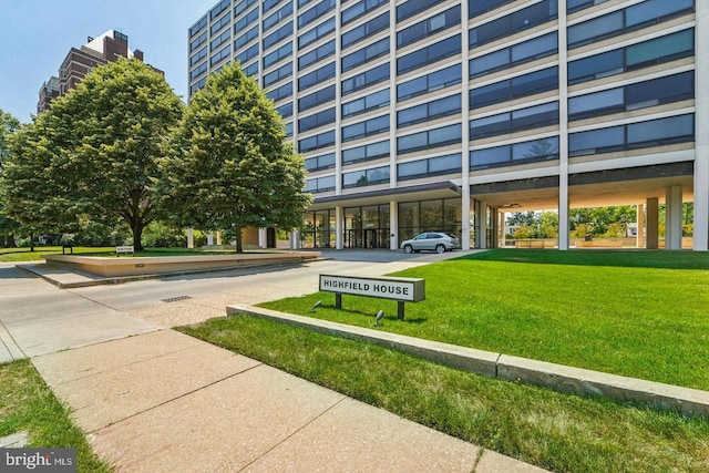 view of home's community featuring a lawn