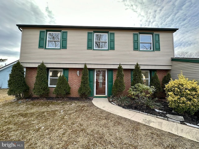 view of front of property featuring a front lawn