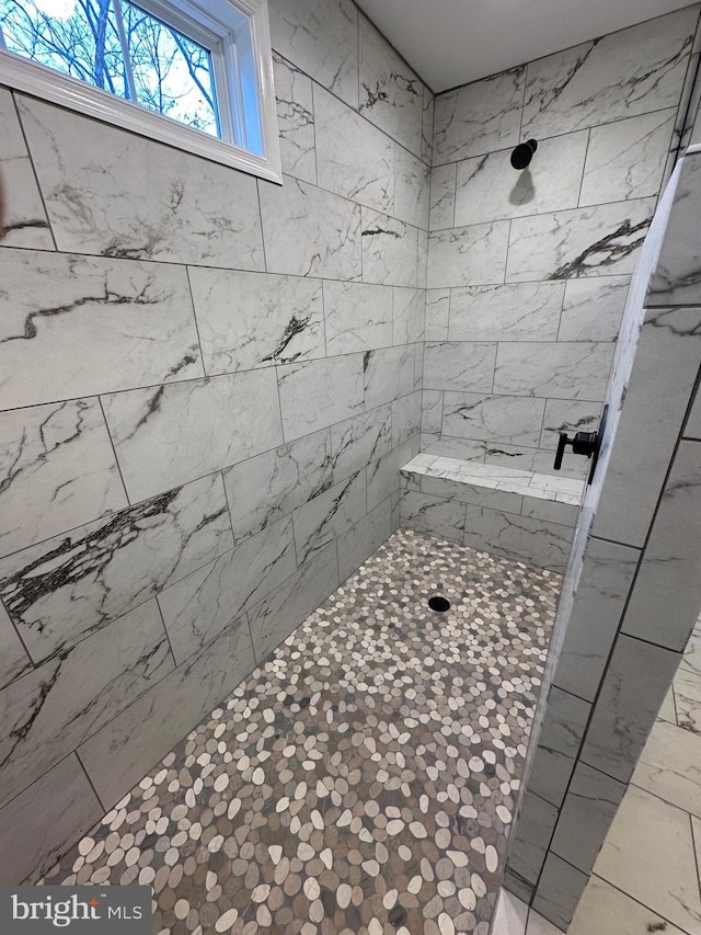 bathroom featuring tiled shower