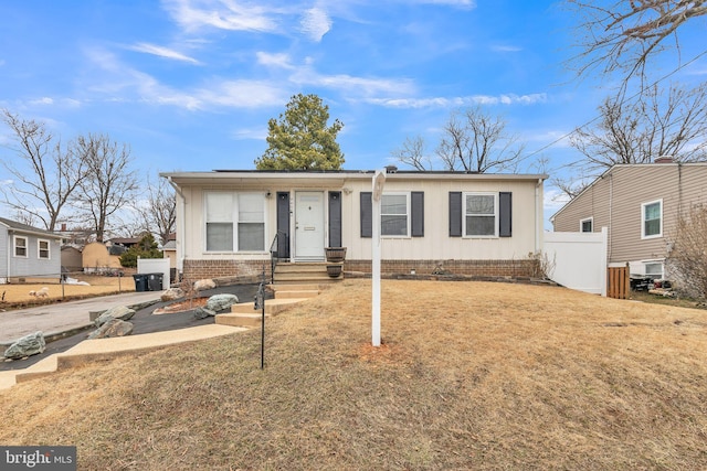 view of front of home featuring a front lawn