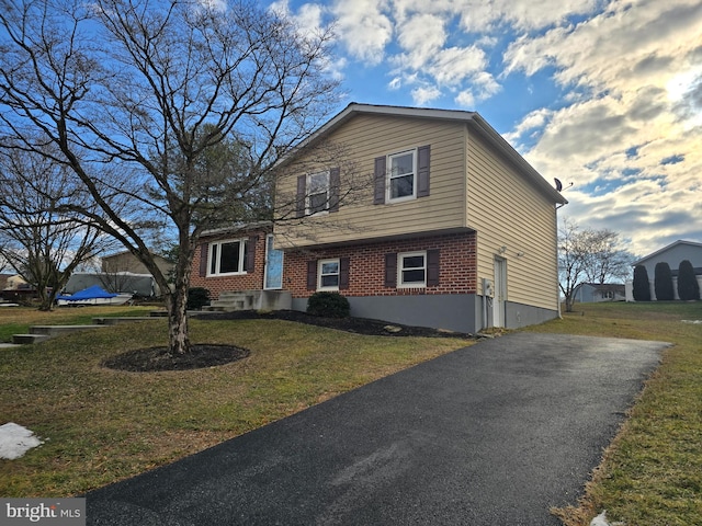 view of front of home with a front lawn