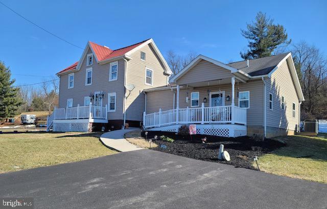 view of front of house with covered porch and a front yard