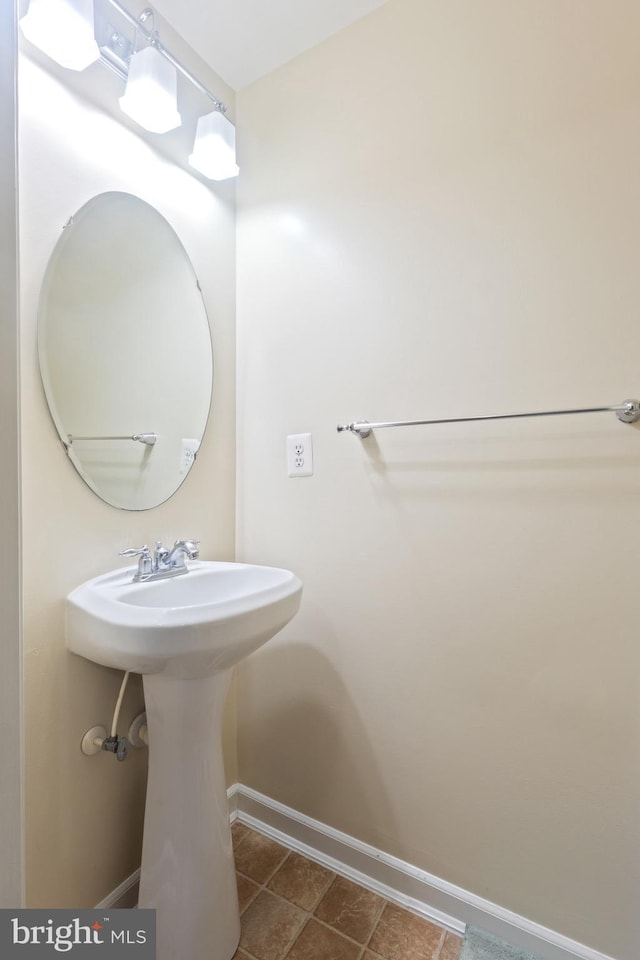 bathroom with baseboards