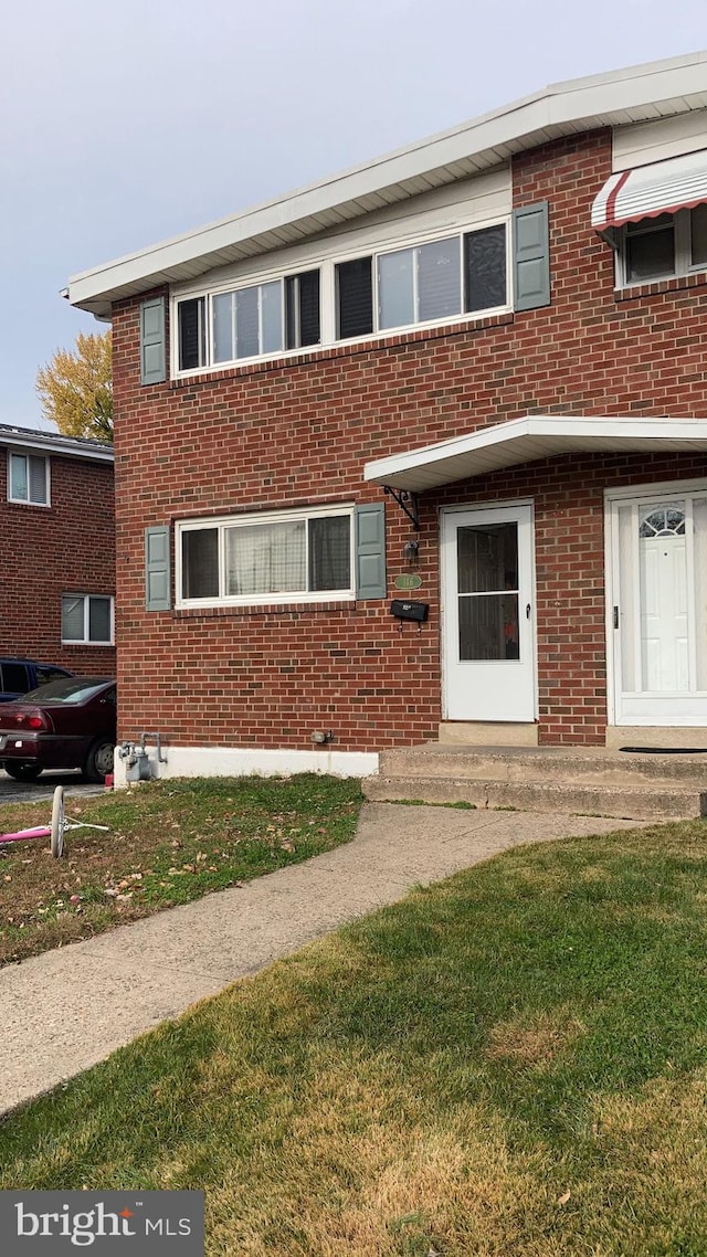 view of front of property with a front lawn