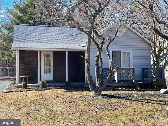 view of front of home featuring a front yard