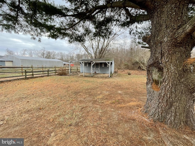 view of yard with an outbuilding