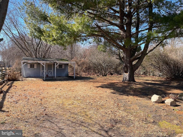 view of yard featuring an outdoor structure