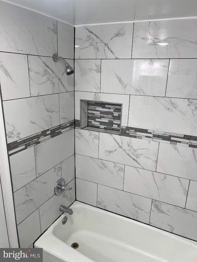 bathroom with tiled shower / bath combo