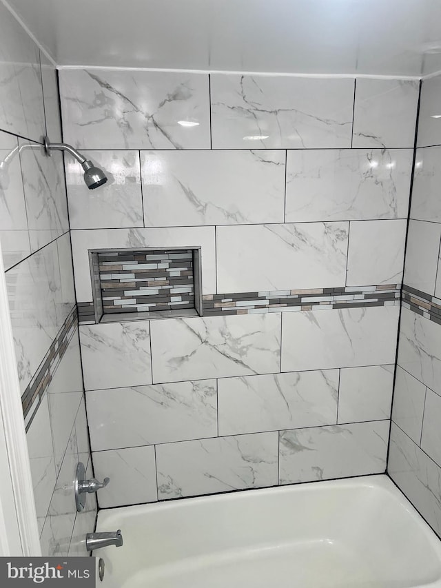 bathroom with tiled shower / bath combo