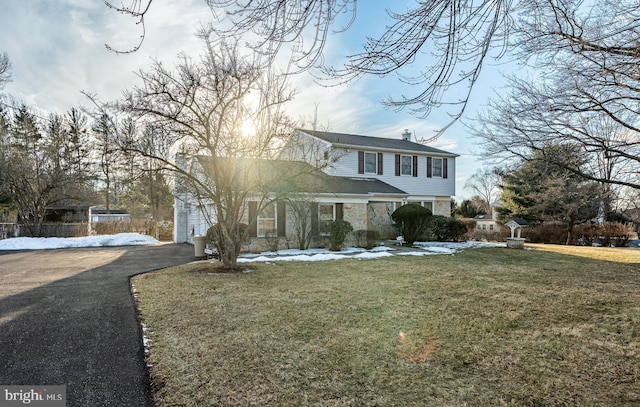 view of front of home featuring a front yard