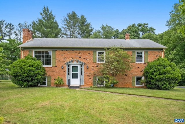 bi-level home featuring a front lawn