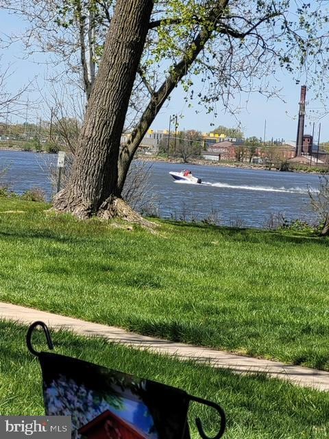 view of yard featuring a water view