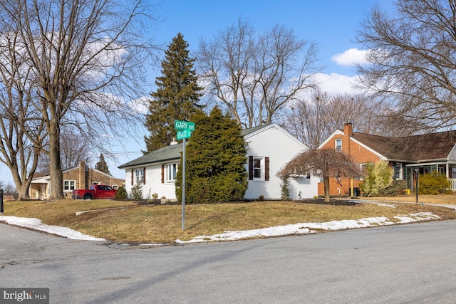 view of front facade featuring a front yard