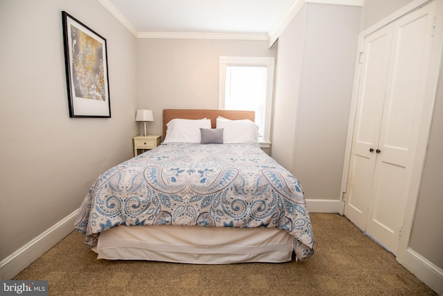 carpeted bedroom featuring crown molding and a closet