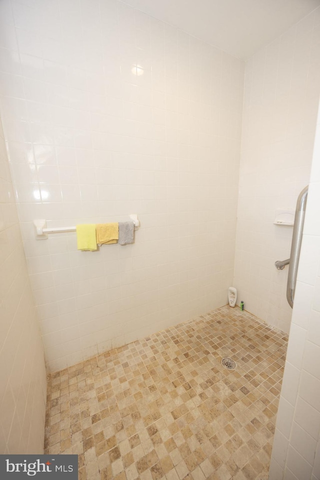 bathroom featuring tiled shower