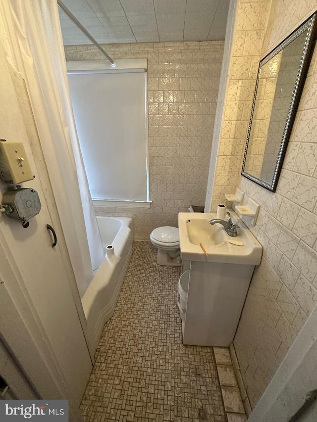 full bathroom with sink, toilet, and shower / bath combo with shower curtain