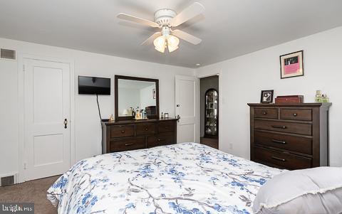 carpeted bedroom featuring ceiling fan