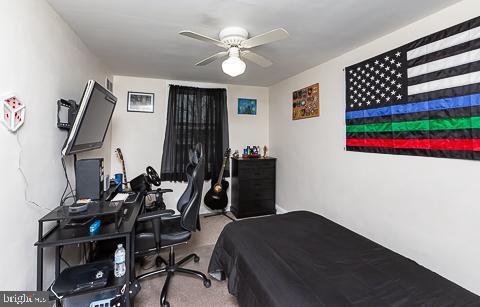 bedroom with ceiling fan and carpet floors