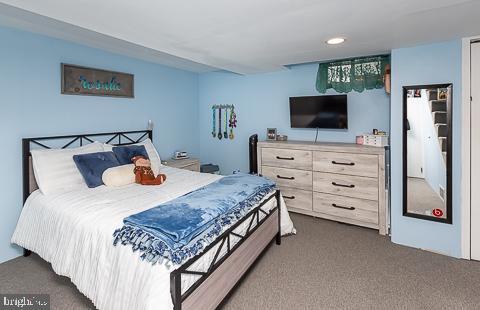 view of carpeted bedroom