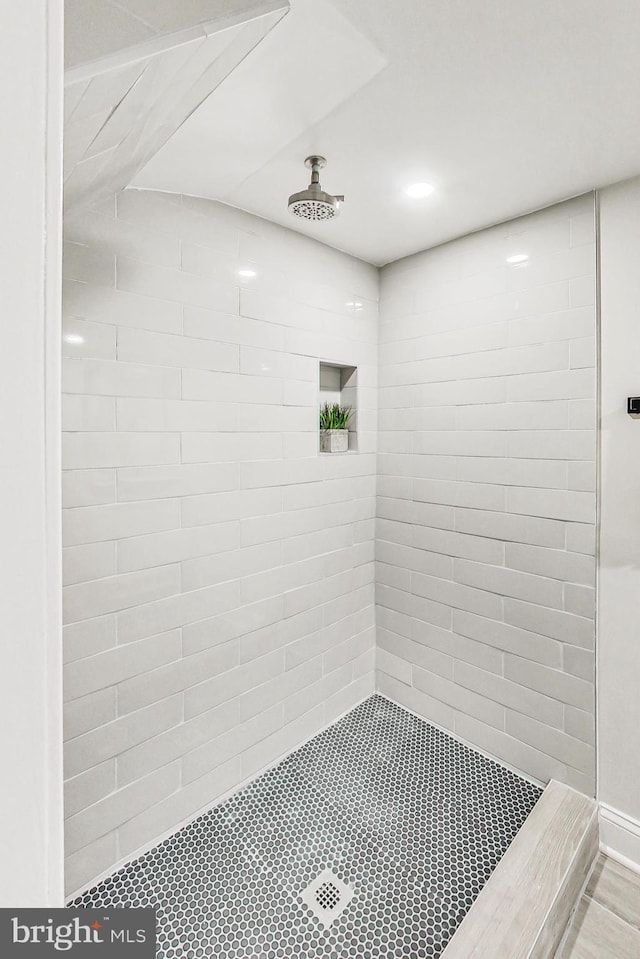 bathroom featuring a tile shower