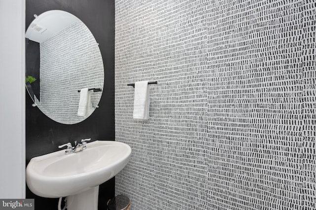 bathroom featuring sink