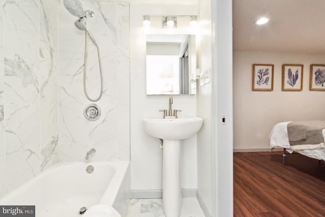 bathroom with tiled shower / bath