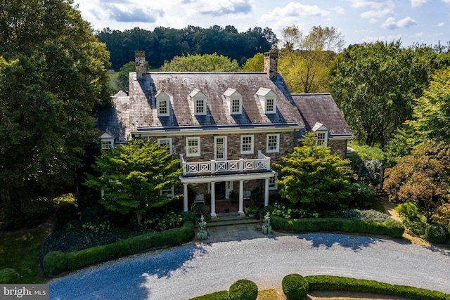 view of front of property featuring a balcony