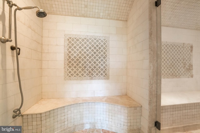 bathroom featuring a tile shower