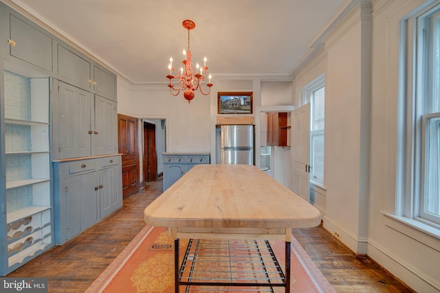 dining area with ornamental molding, dark hardwood / wood-style floors, and a chandelier