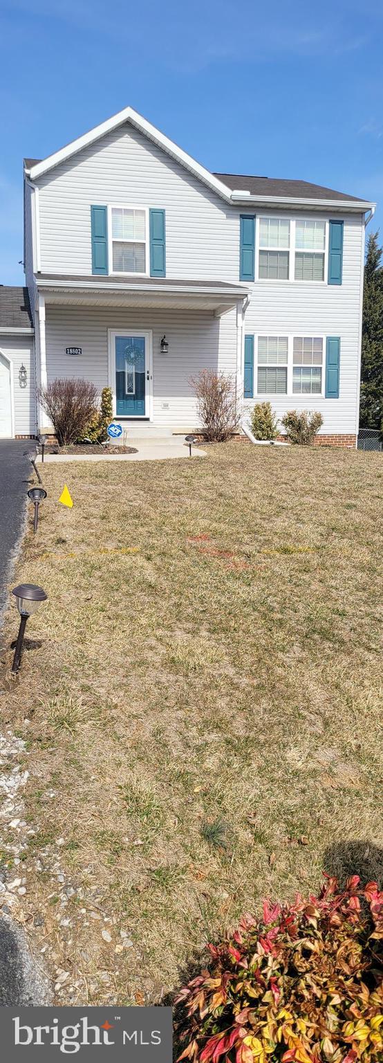 view of front of house featuring a front lawn